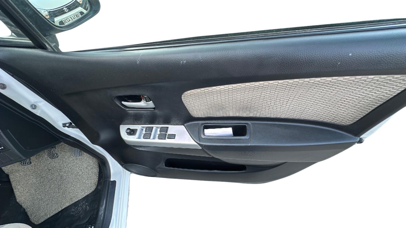 2015 Maruti Wagon R 1.0 LXI, Petrol, Manual, 62,000 km, Driver Side Door Panel Controls
