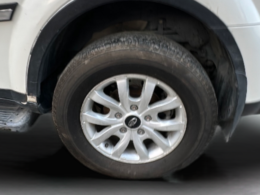 2016 Mahindra XUV500 W10 AT, Diesel, Automatic, 78,000 km, Left Front Wheel