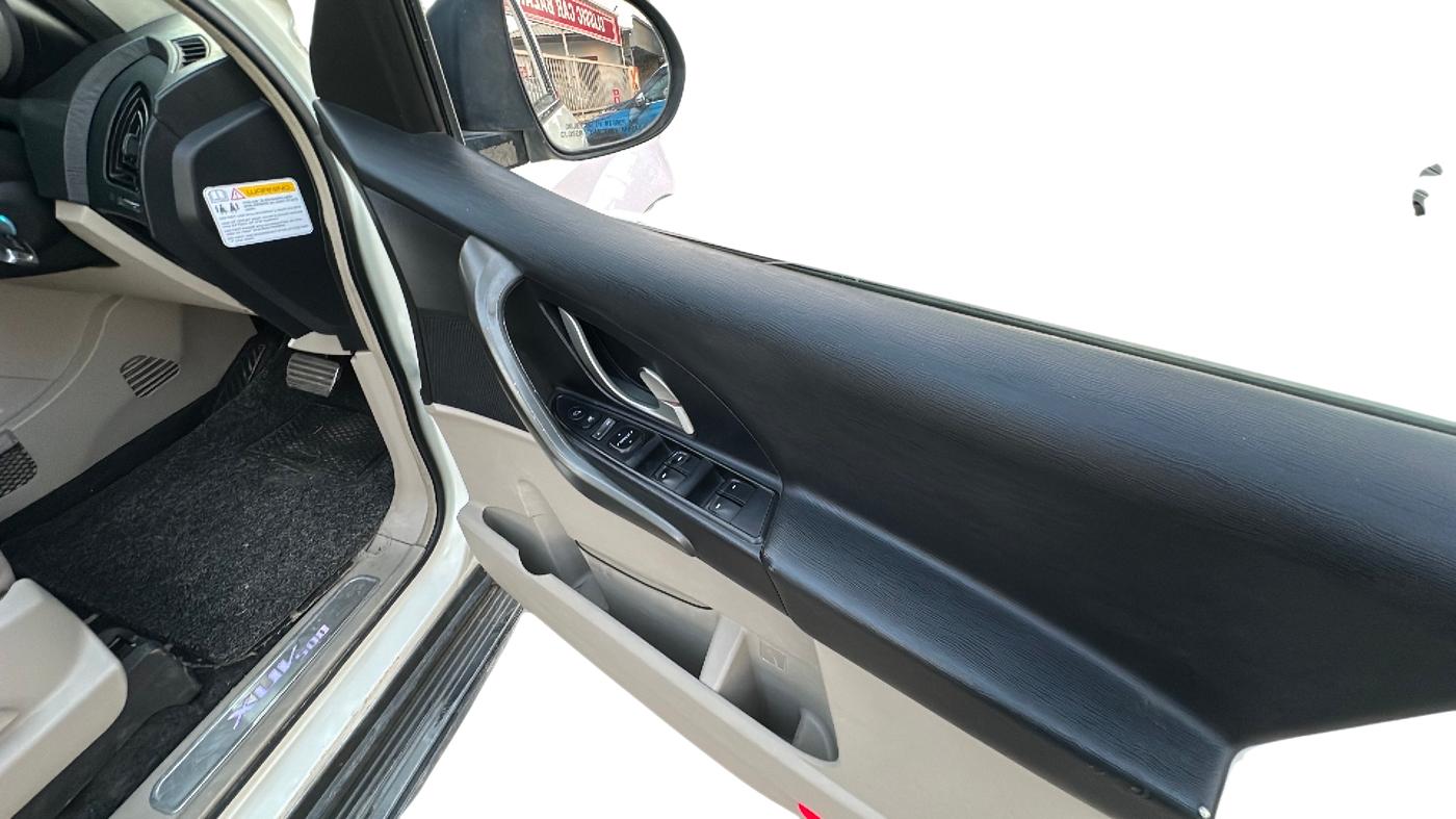 2016 Mahindra XUV500 W10 AT, Diesel, Automatic, 78,000 km, Driver Side Door Panel Controls