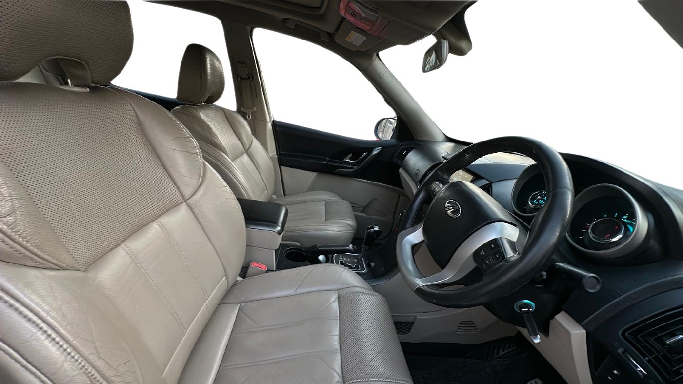 2016 Mahindra XUV500 W10 AT, Diesel, Automatic, 78,000 km, Right Side Front Door Cabin