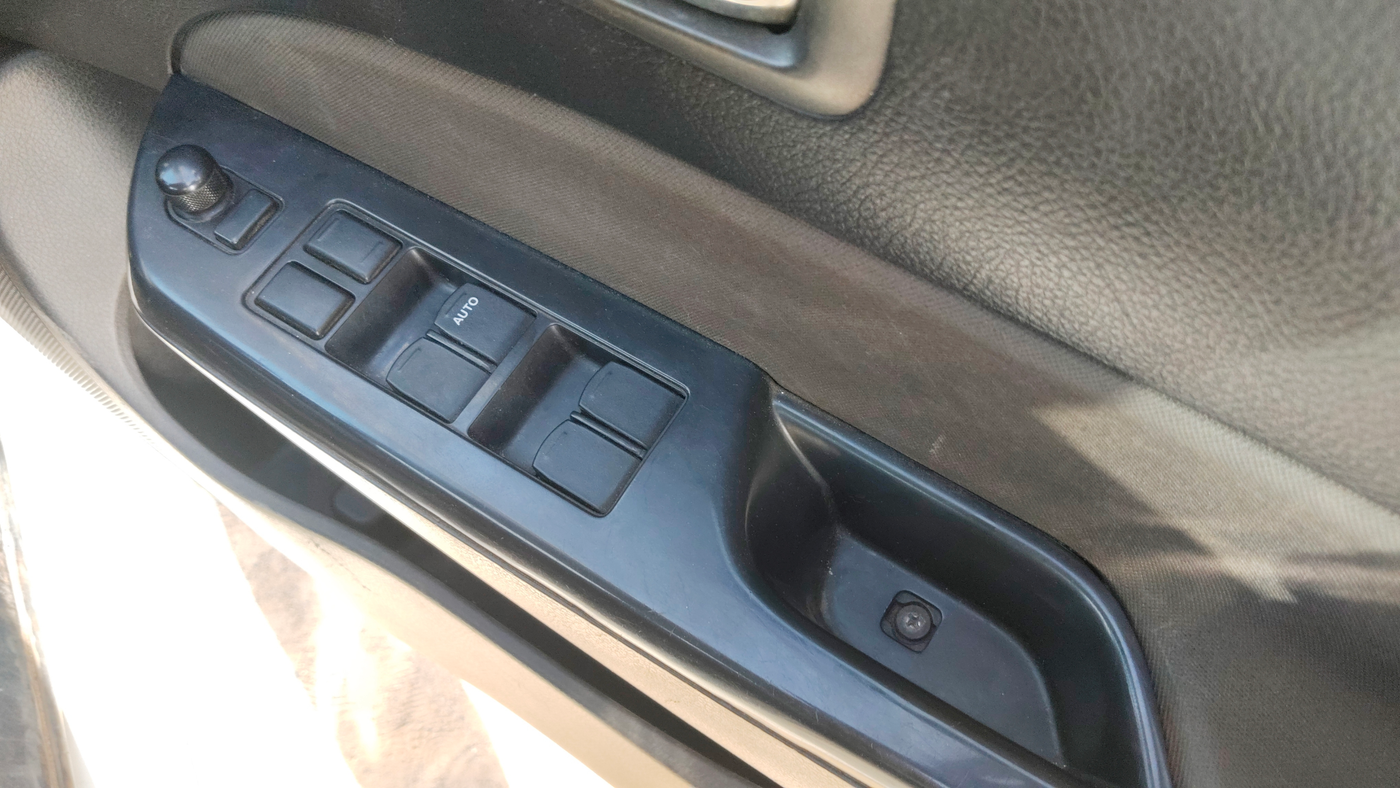 2014 Maruti Swift VDI, Diesel, Manual, 95,750 km, Driver Side Door Panel Controls