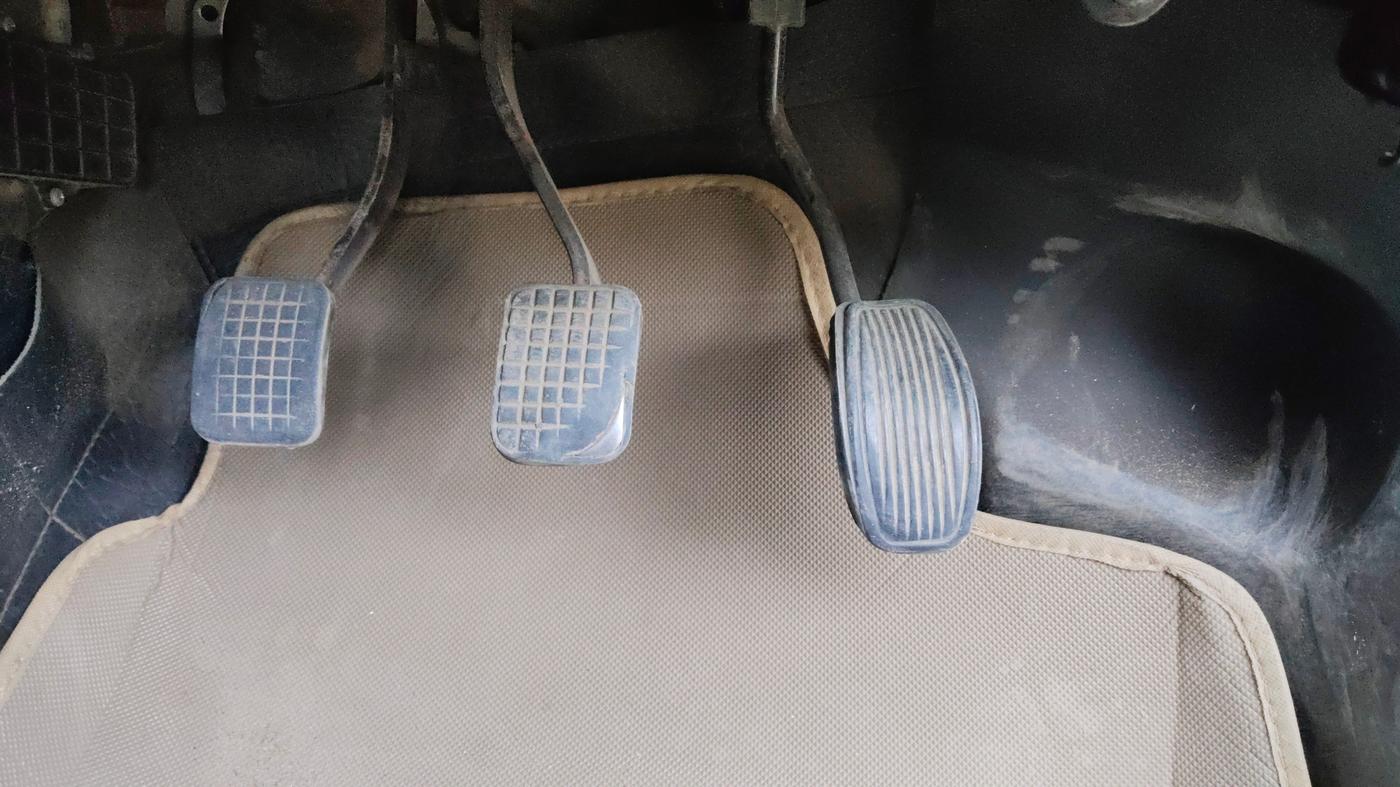 2013 Tata Indica V2 LX DIESEL, Diesel, Manual, 1,08,340 km, Pedals