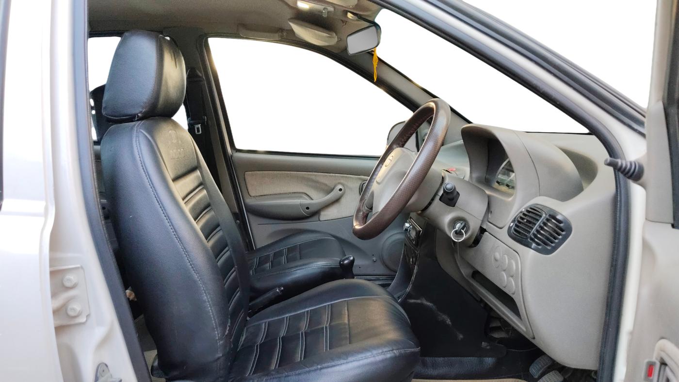 2013 Tata Indica V2 LX DIESEL, Diesel, Manual, 1,08,340 km, Right Side Front Door Cabin