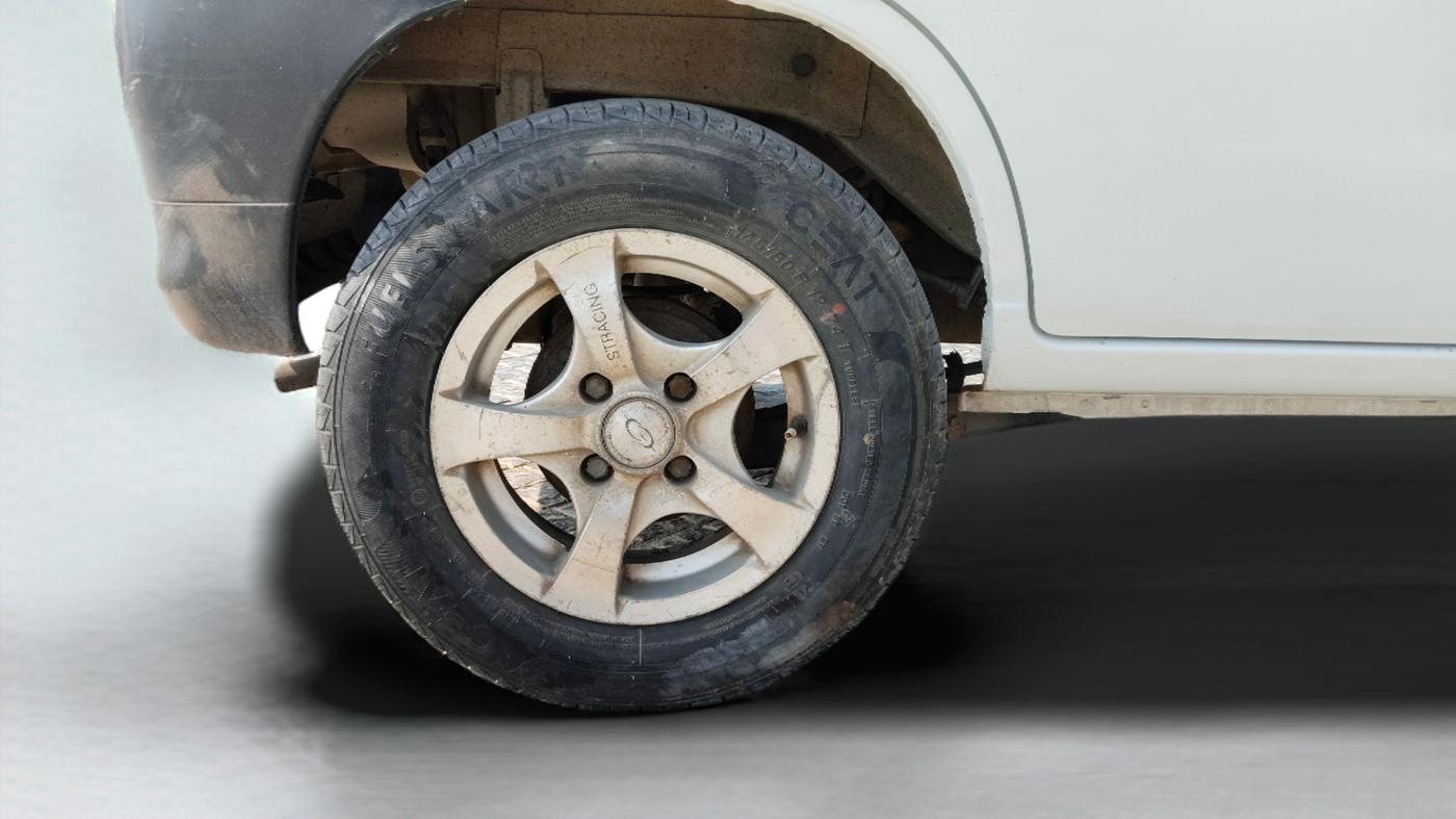 2005 Maruti Alto LX, Petrol, Manual, 1,01,664 km, Right Rear Wheel