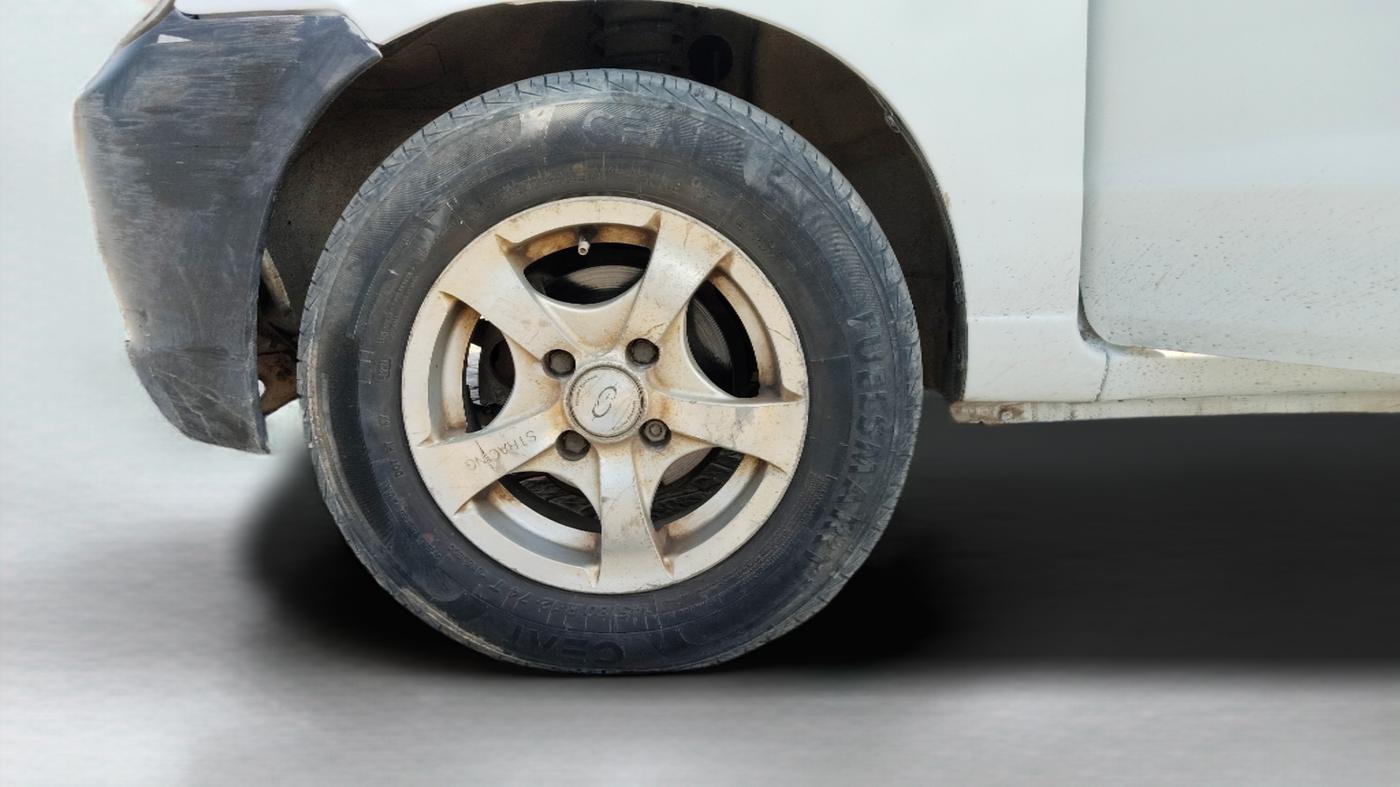 2005 Maruti Alto LX, Petrol, Manual, 1,01,664 km, Left Front Wheel