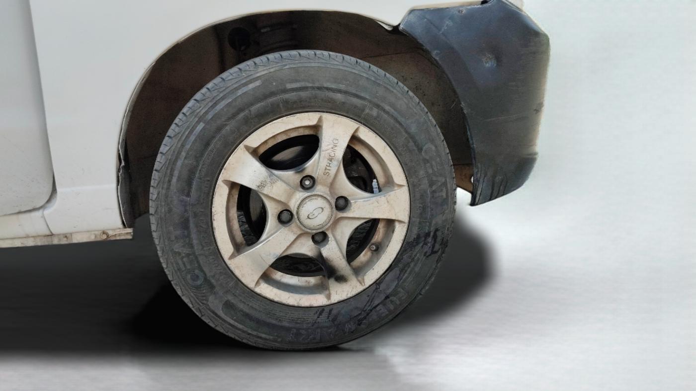 2005 Maruti Alto LX, Petrol, Manual, 1,01,664 km, Right Front Wheel
