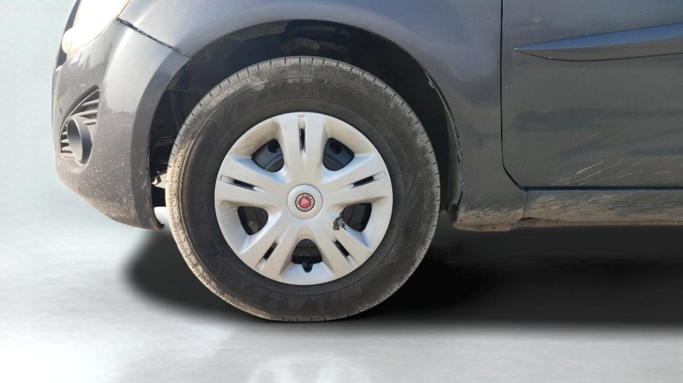 2013 Maruti Ritz VDI, Diesel, Manual, 1,18,004 km, Left Front Wheel