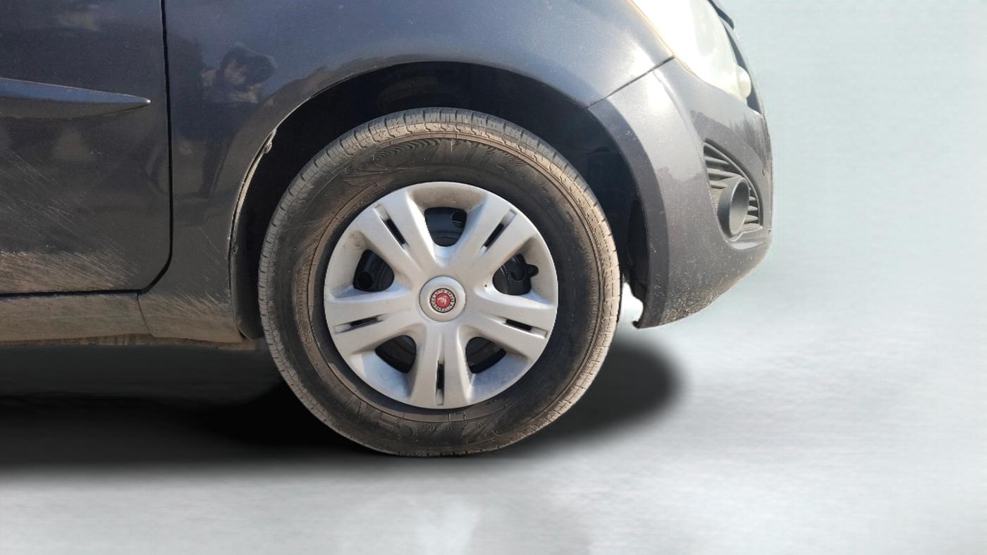 2013 Maruti Ritz VDI, Diesel, Manual, 1,18,004 km, Right Front Wheel