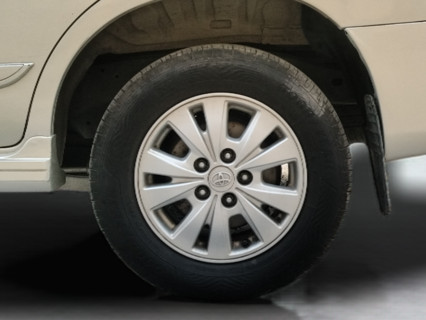 2015 Toyota Innova 2.5 GX 8 STR, Diesel, Manual, 1,32,283 km, Left Rear Wheel