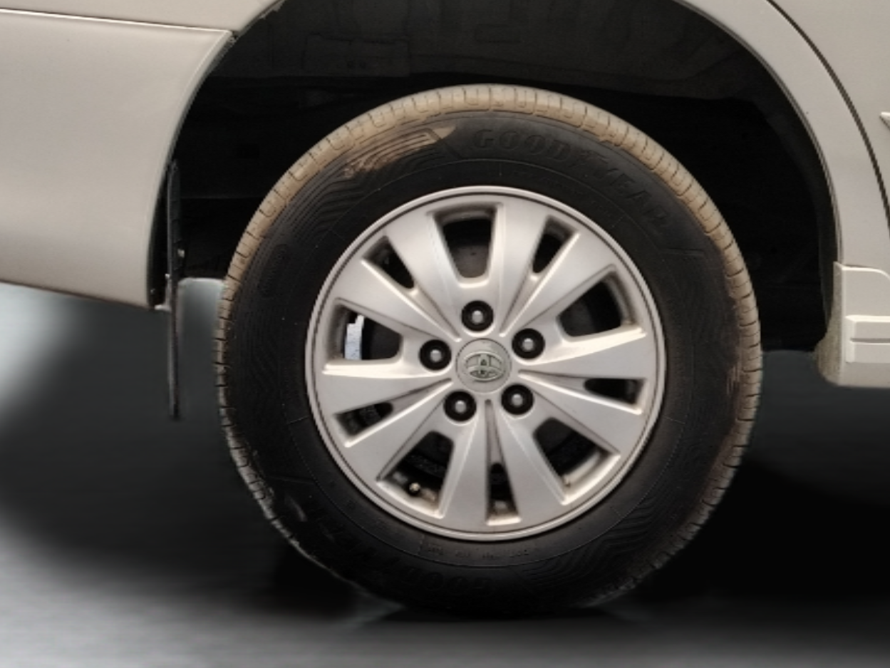 2015 Toyota Innova 2.5 GX 8 STR, Diesel, Manual, 1,32,283 km, Right Rear Wheel