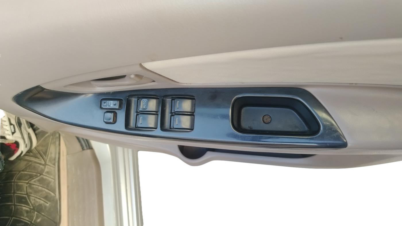 2015 Toyota Innova 2.5 GX 8 STR, Diesel, Manual, 1,32,283 km, Driver Side Door Panel Controls