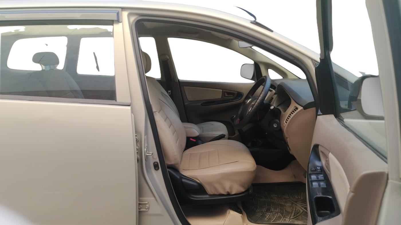 2015 Toyota Innova 2.5 GX 8 STR, Diesel, Manual, 1,32,283 km, Right Side Front Door Cabin