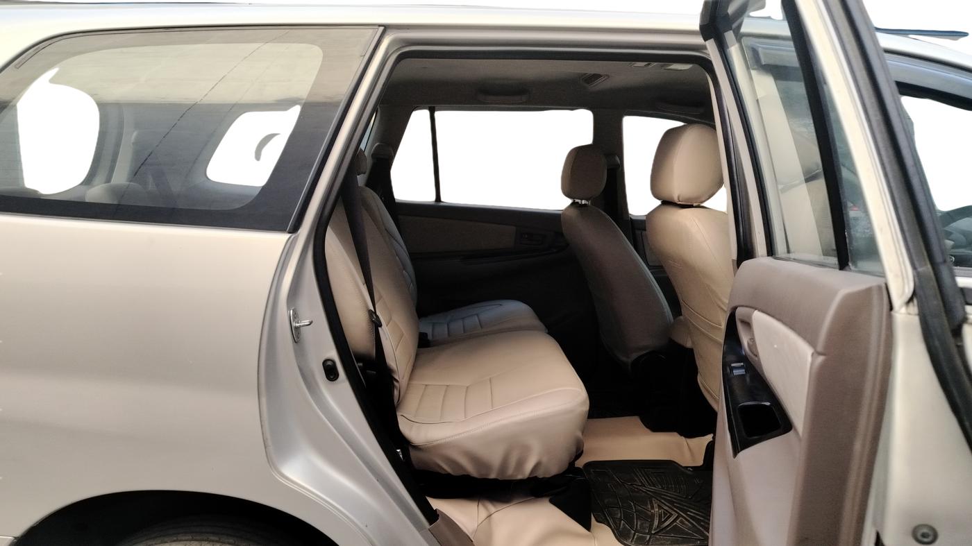 2015 Toyota Innova 2.5 GX 8 STR, Diesel, Manual, 1,32,283 km, Right Side Rear Door Cabin