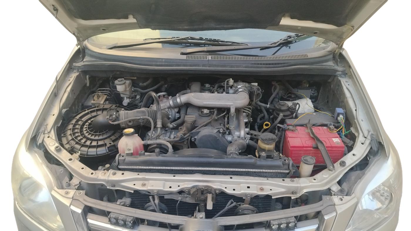 2015 Toyota Innova 2.5 GX 8 STR, Diesel, Manual, 1,32,283 km, Open Bonnet