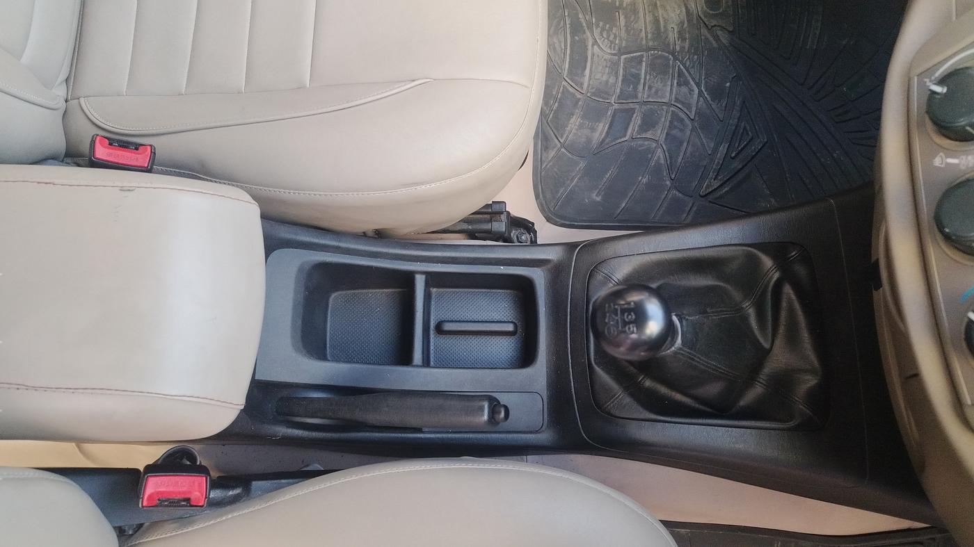 2015 Toyota Innova 2.5 GX 8 STR, Diesel, Manual, 1,32,283 km, Gear Lever