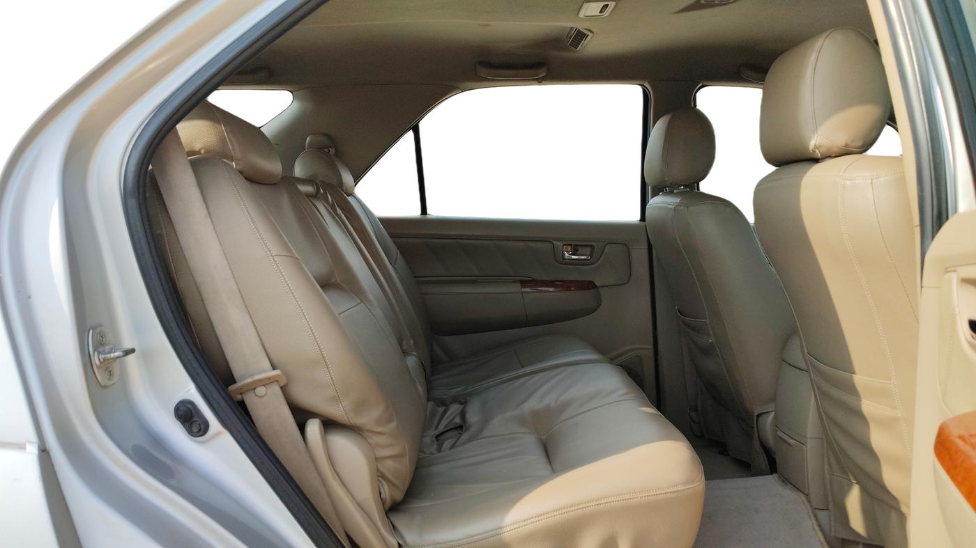 2010 Toyota Fortuner 3.0 4X4 MT, Diesel, Manual, 1,25,518 km, Right Side Rear Door Cabin