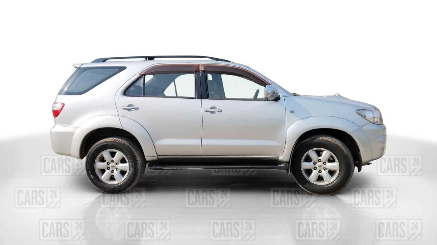 2010 Toyota Fortuner 3.0 4X4 MT, Diesel, Manual, 1,25,518 km, Right Side View