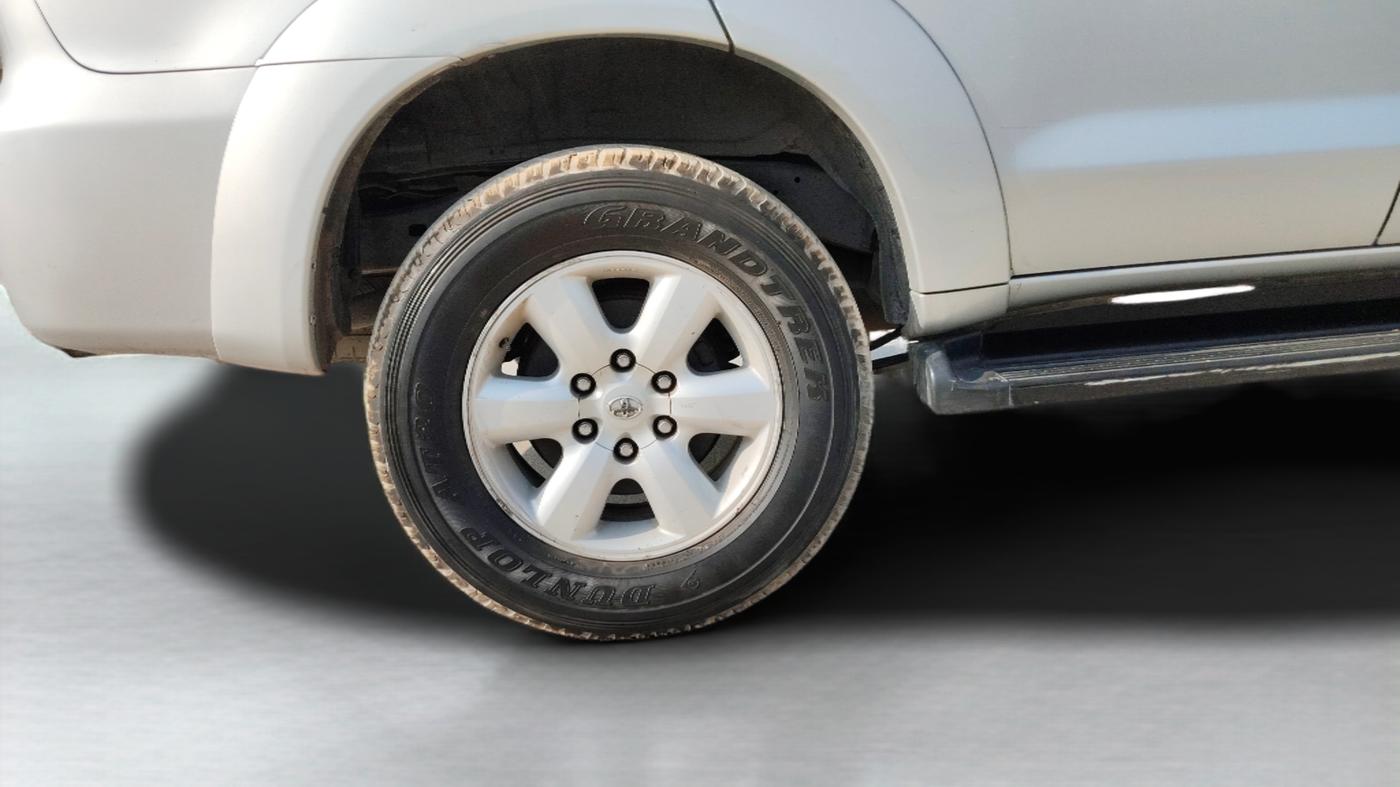 2010 Toyota Fortuner 3.0 4X4 MT, Diesel, Manual, 1,25,518 km, Right Rear Wheel