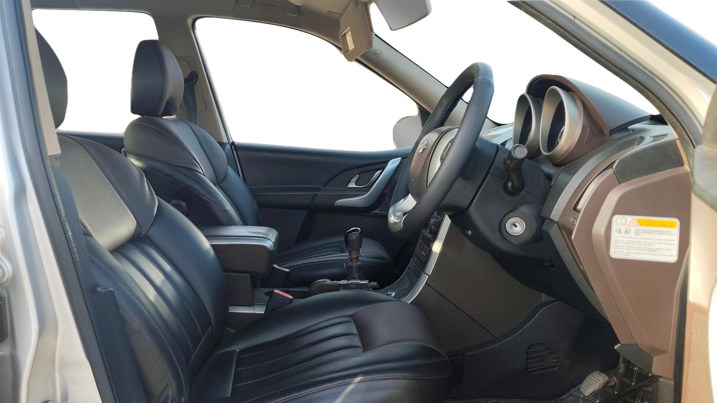 2014 Mahindra XUV500 W8, Diesel, Manual, 1,26,564 km, Right Side Front Door Cabin