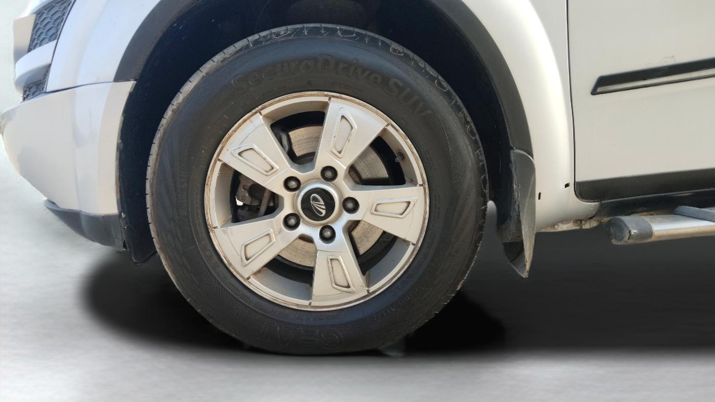 2014 Mahindra XUV500 W8, Diesel, Manual, 1,26,564 km, Left Front Wheel