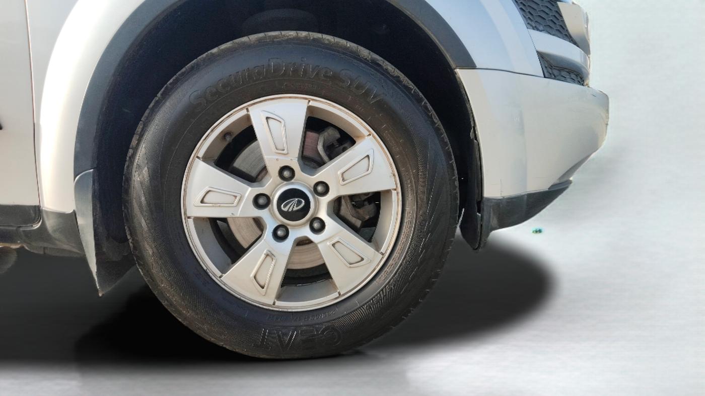 2014 Mahindra XUV500 W8, Diesel, Manual, 1,26,564 km, Right Front Wheel