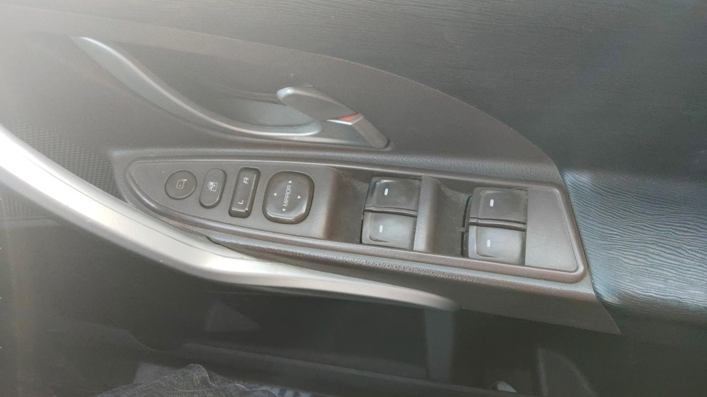 2014 Mahindra XUV500 W8, Diesel, Manual, 1,26,564 km, Driver Side Door Panel Controls