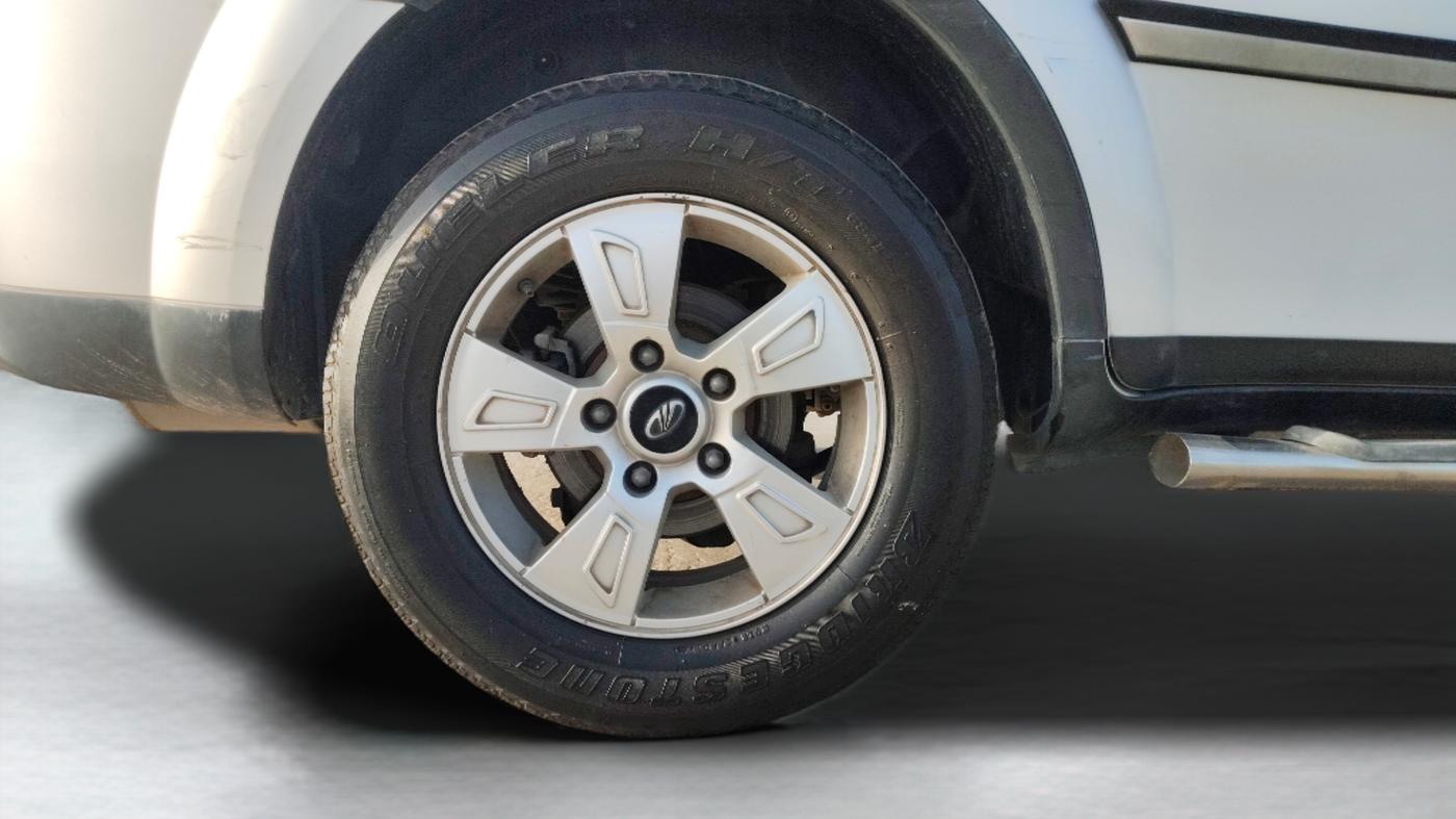2014 Mahindra XUV500 W8, Diesel, Manual, 1,26,564 km, Right Rear Wheel