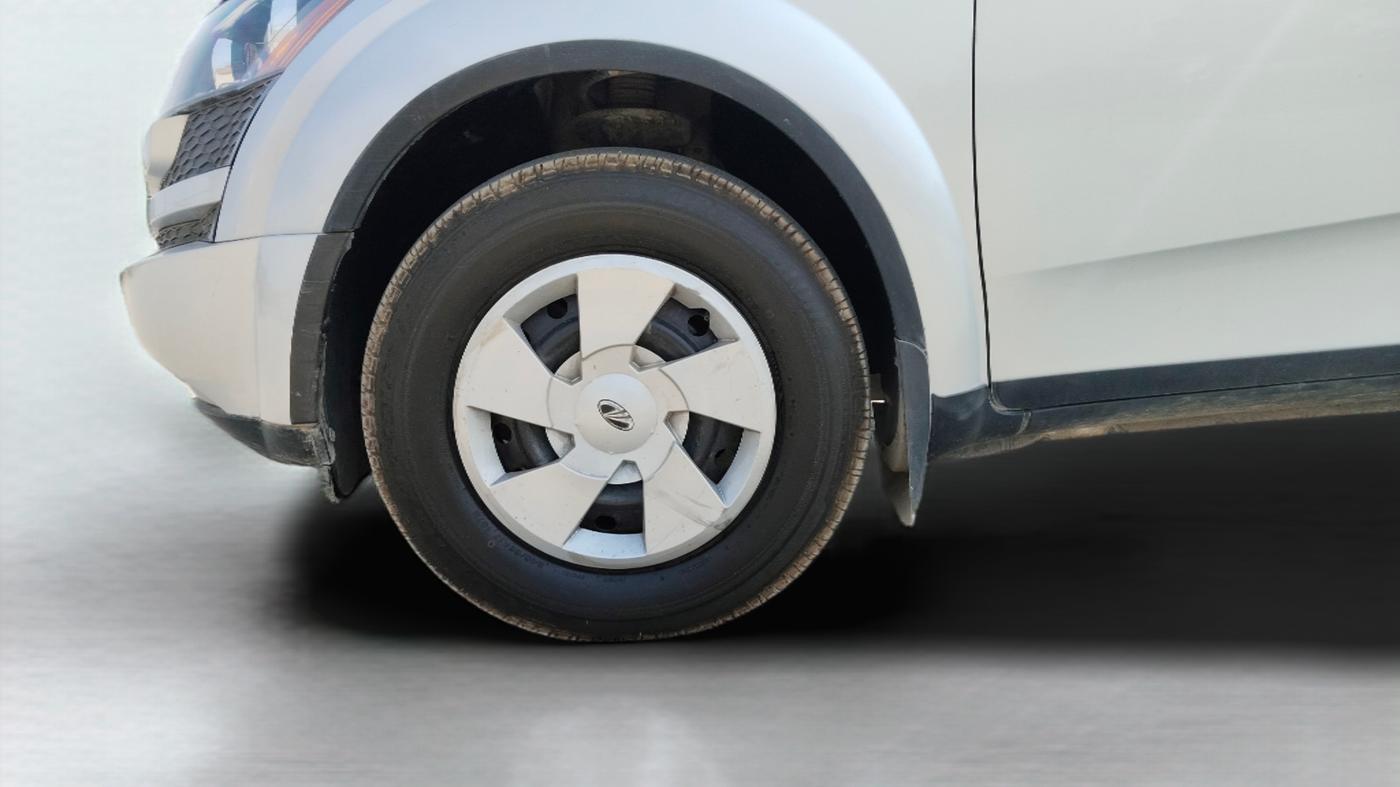 2015 Mahindra XUV500 W6, Diesel, Manual, 73,546 km, Left Front Wheel