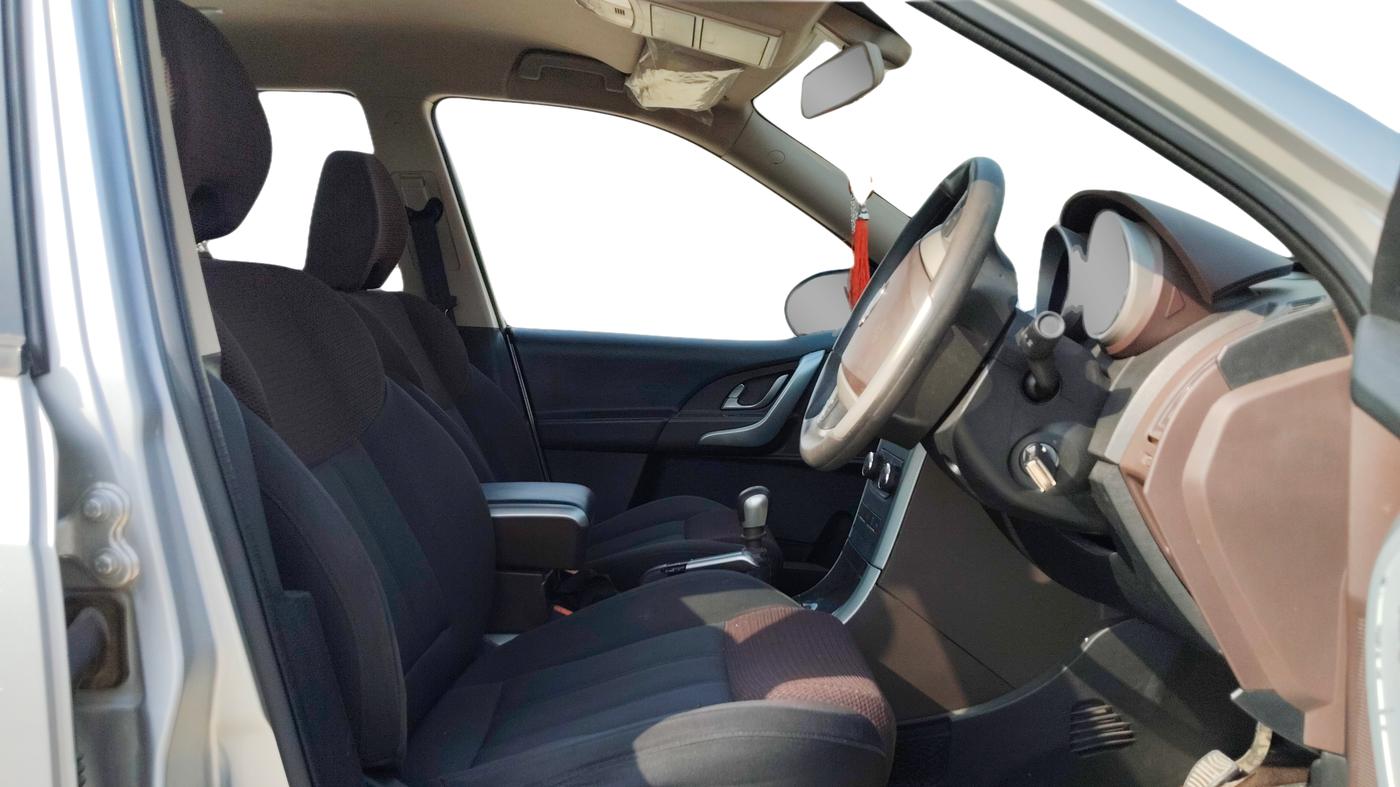 2015 Mahindra XUV500 W6, Diesel, Manual, 73,546 km, Right Side Front Door Cabin