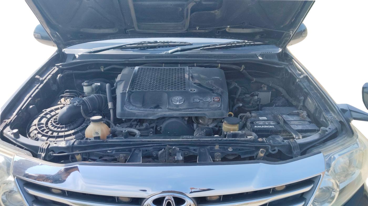 2013 Toyota Fortuner 3.0 4X2 MT, Diesel, Manual, 1,28,360 km, Open Bonnet