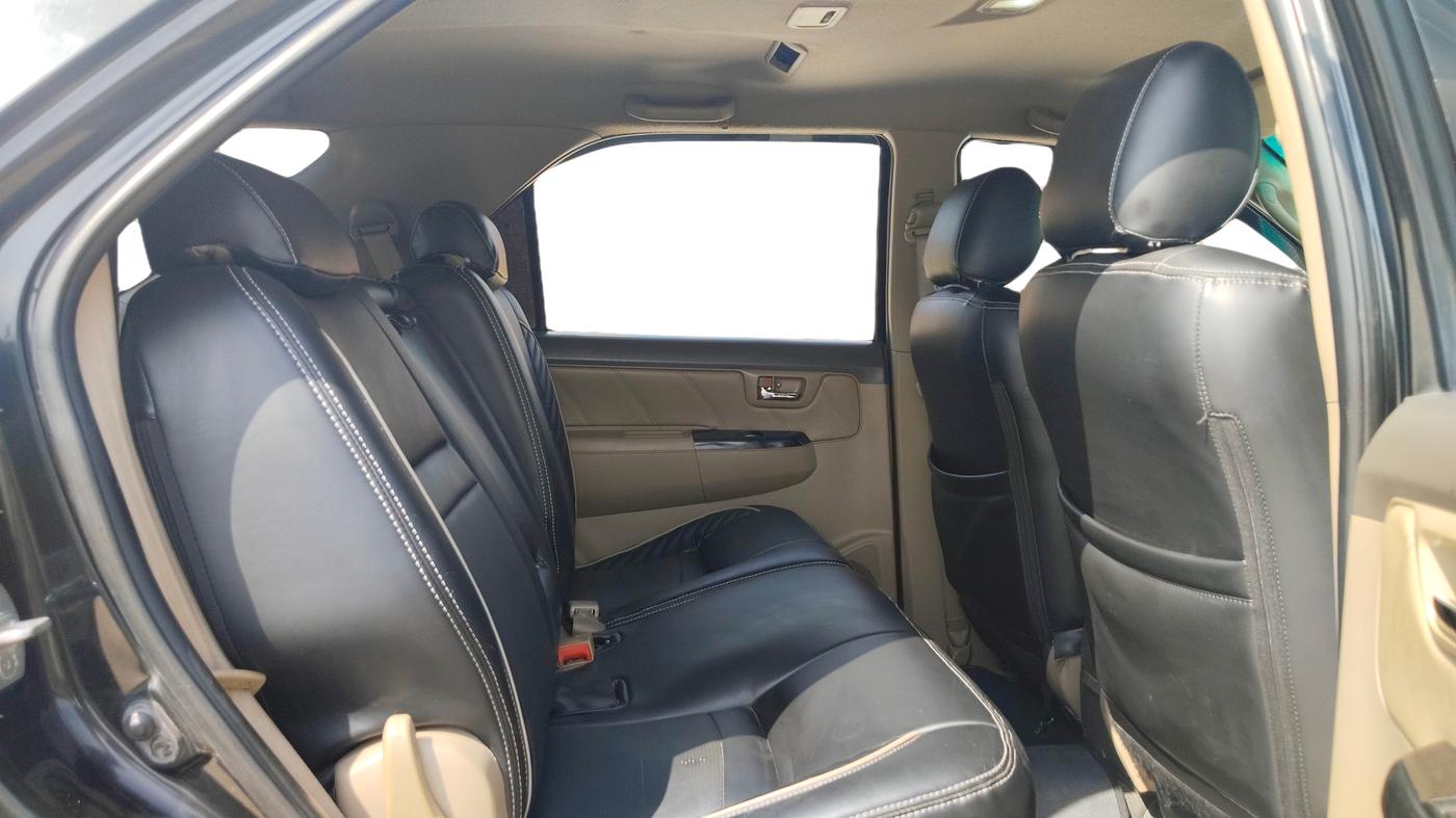 2013 Toyota Fortuner 3.0 4X2 MT, Diesel, Manual, 1,28,360 km, Right Side Rear Door Cabin
