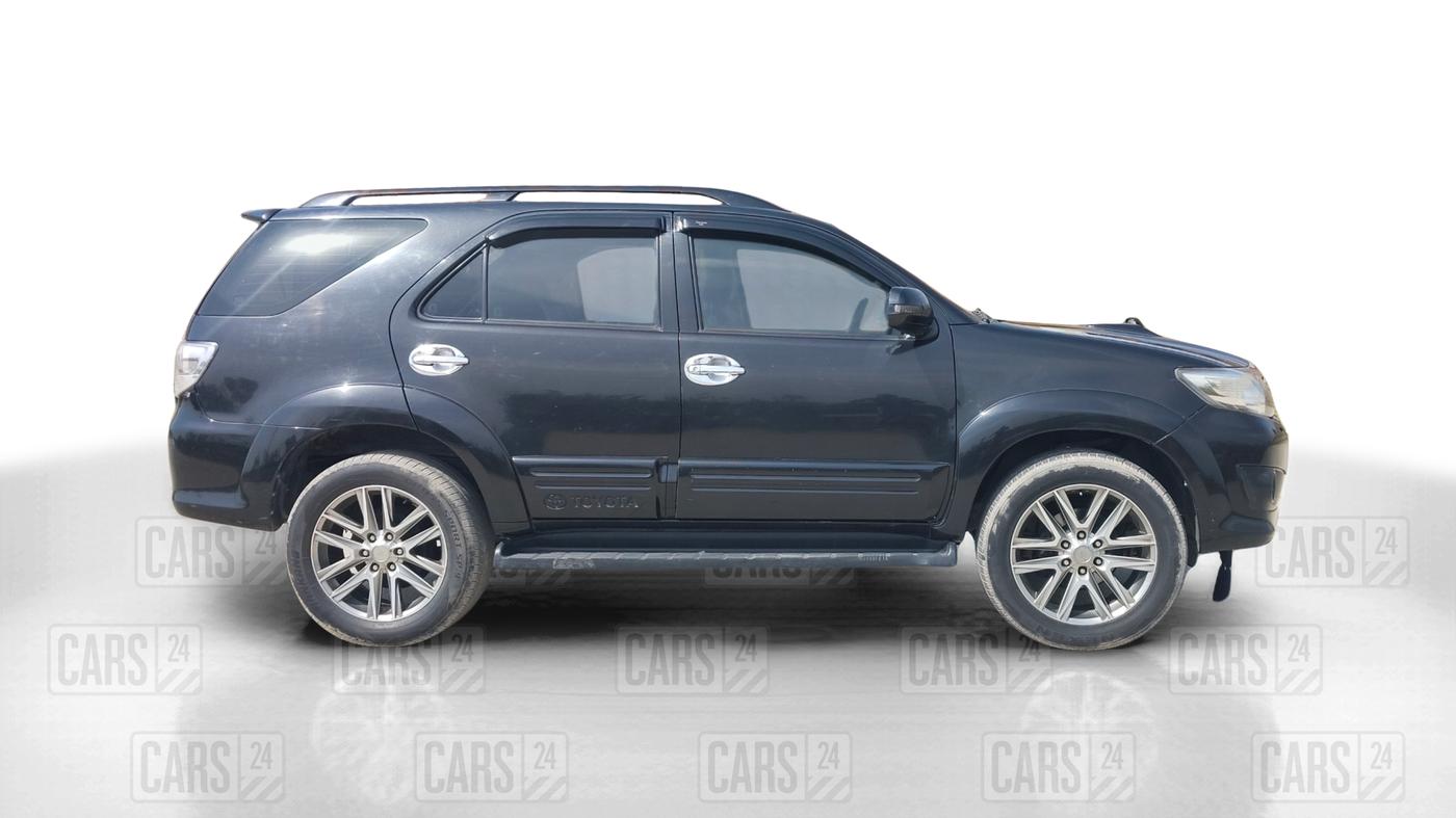 2013 Toyota Fortuner 3.0 4X2 MT, Diesel, Manual, 1,28,360 km, Right Side View