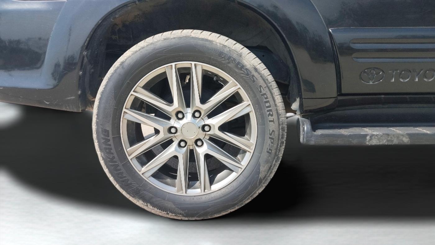 2013 Toyota Fortuner 3.0 4X2 MT, Diesel, Manual, 1,28,360 km, Right Rear Wheel