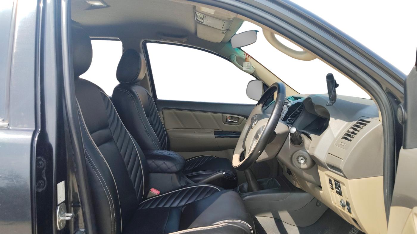 2013 Toyota Fortuner 3.0 4X2 MT, Diesel, Manual, 1,28,360 km, Right Side Front Door Cabin