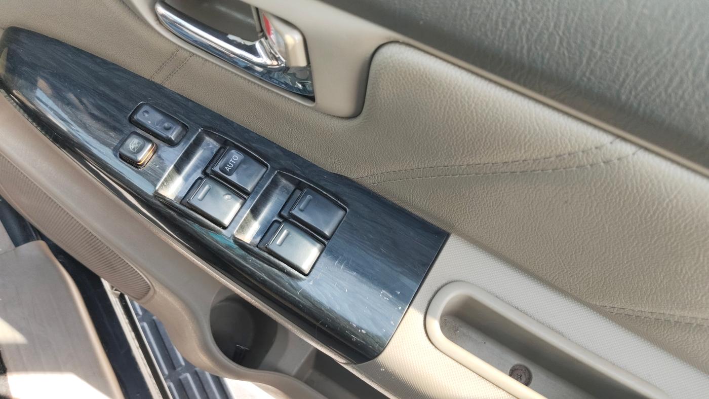 2013 Toyota Fortuner 3.0 4X2 MT, Diesel, Manual, 1,28,360 km, Driver Side Door Panel Controls