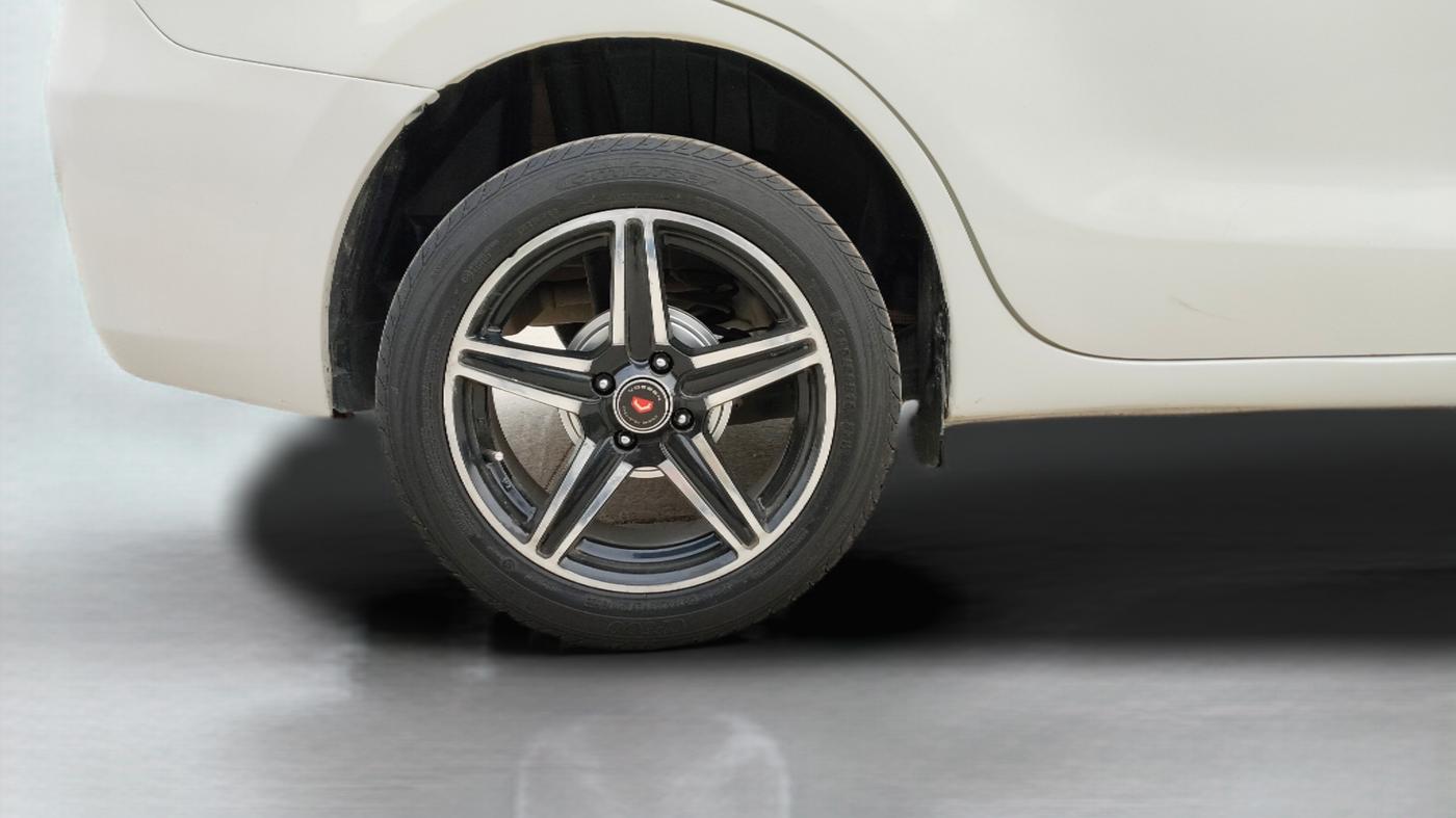 2018 Maruti Dzire LDI, Diesel, Manual, 72,014 km, Right Rear Wheel