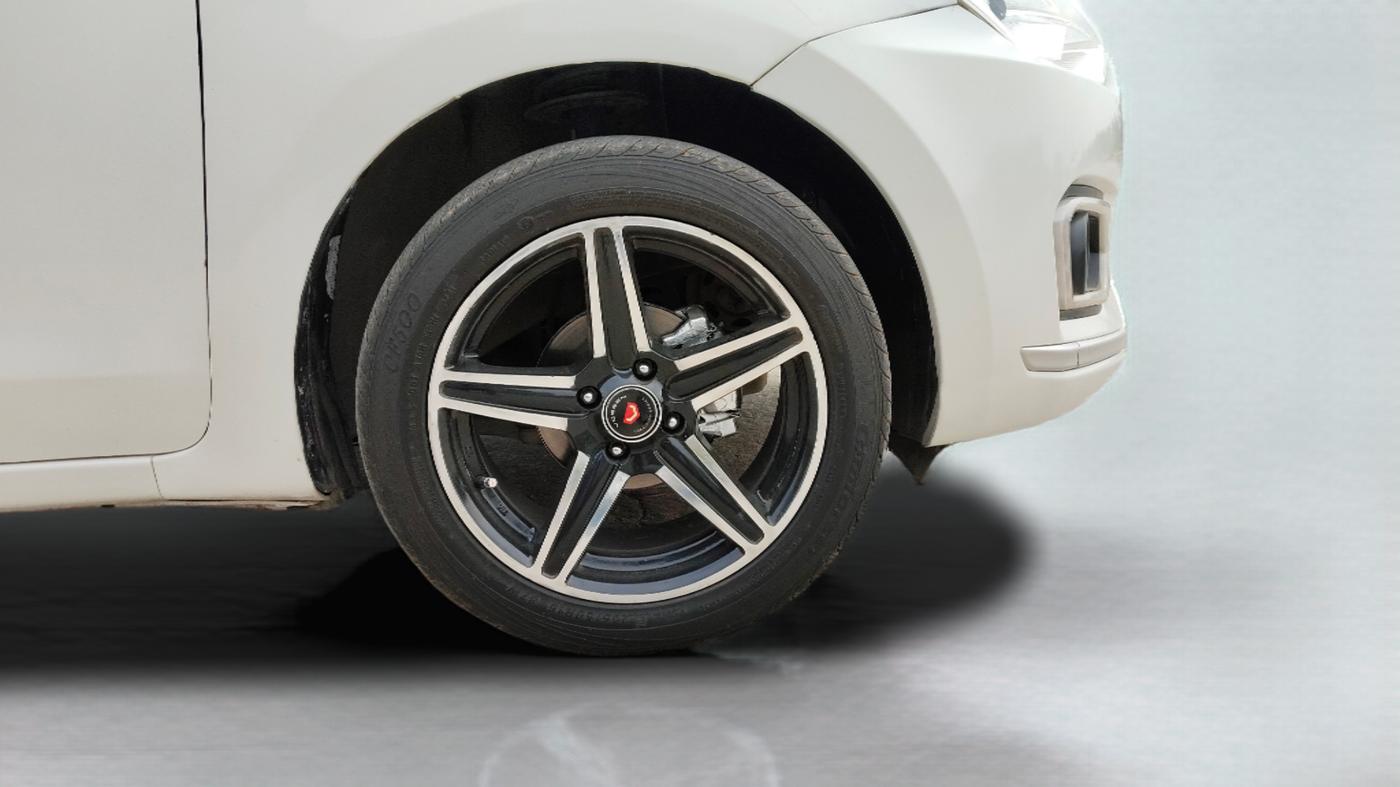 2018 Maruti Dzire LDI, Diesel, Manual, 72,014 km, Right Front Wheel