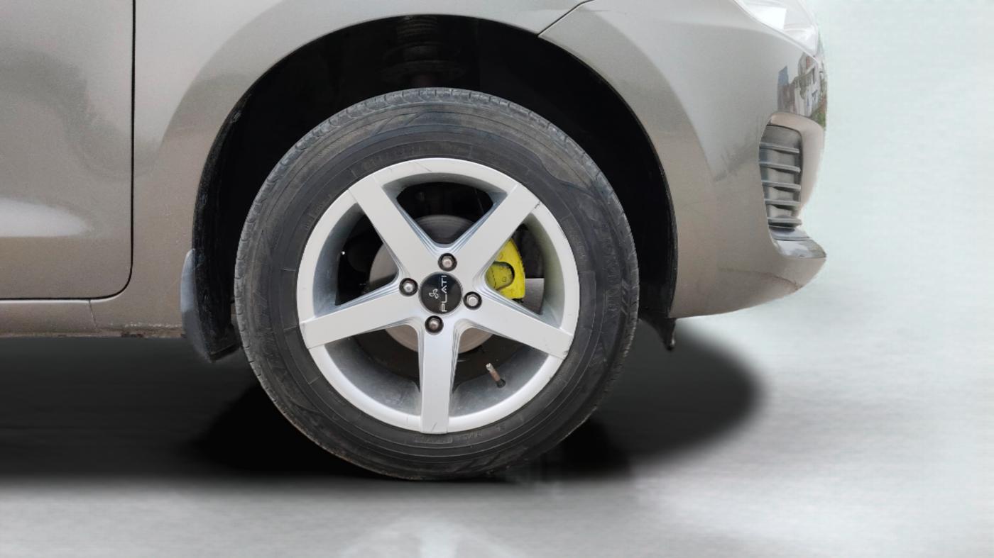 2020 Maruti Swift VXI, Petrol, Manual, 51,275 km, Right Front Wheel