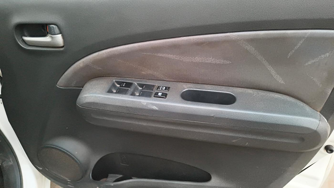 2012 Maruti Ritz VXI, Petrol, Manual, 1,30,216 km, Driver Side Door Panel Controls