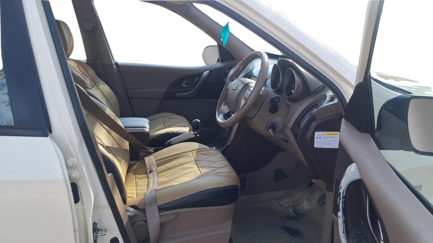 2013 Mahindra XUV500 W8, Diesel, Manual, 1,01,954 km, Right Side Front Door Cabin
