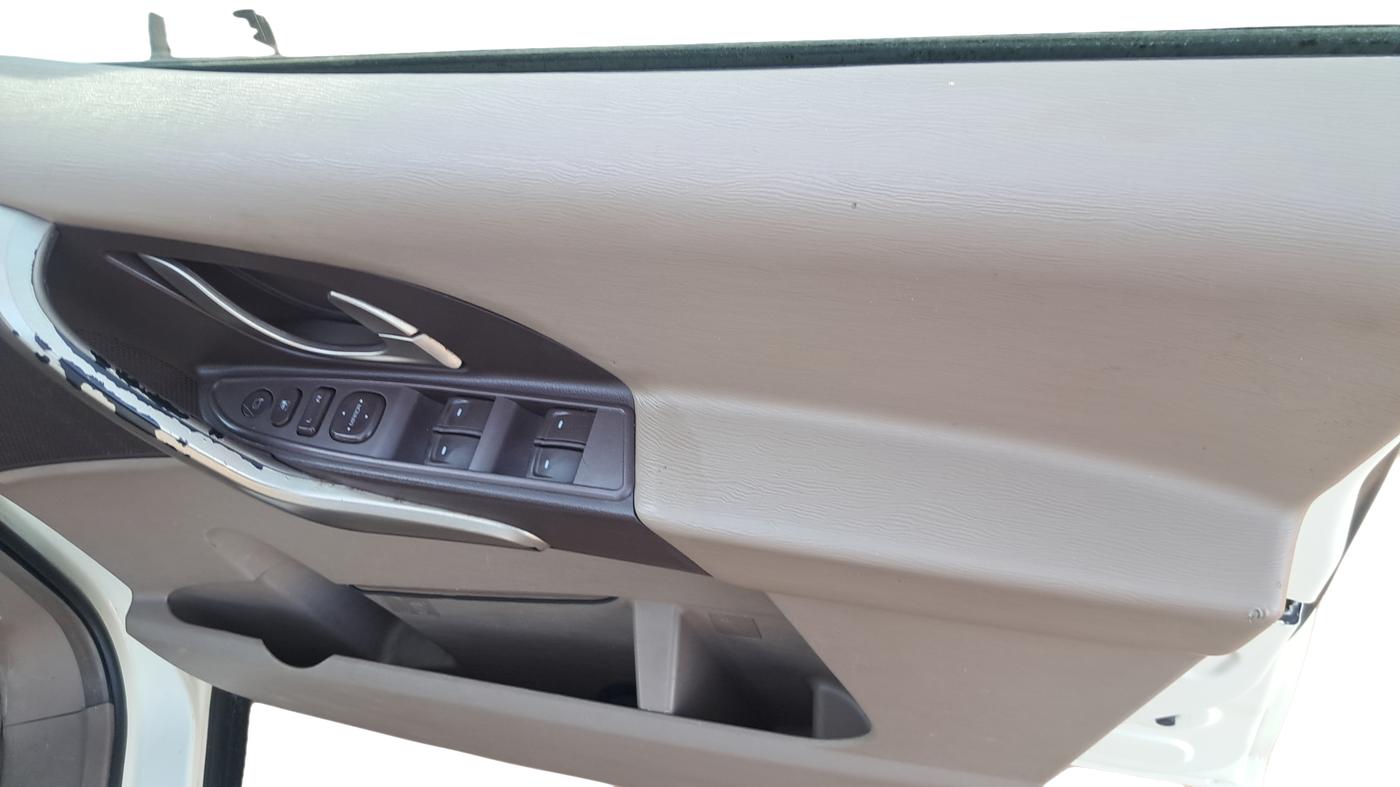 2013 Mahindra XUV500 W8, Diesel, Manual, 1,01,954 km, Driver Side Door Panel Controls
