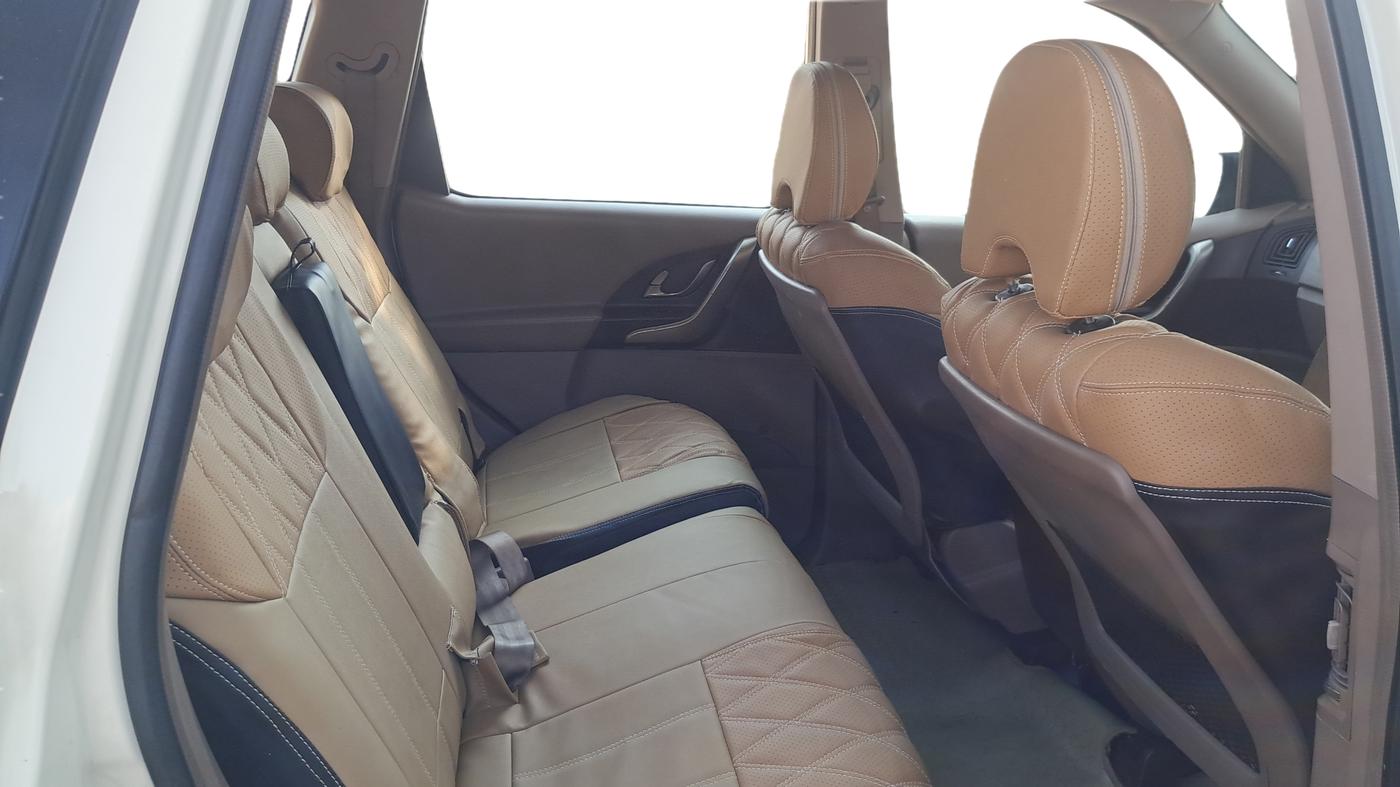 2013 Mahindra XUV500 W8, Diesel, Manual, 1,01,954 km, Right Side Rear Door Cabin