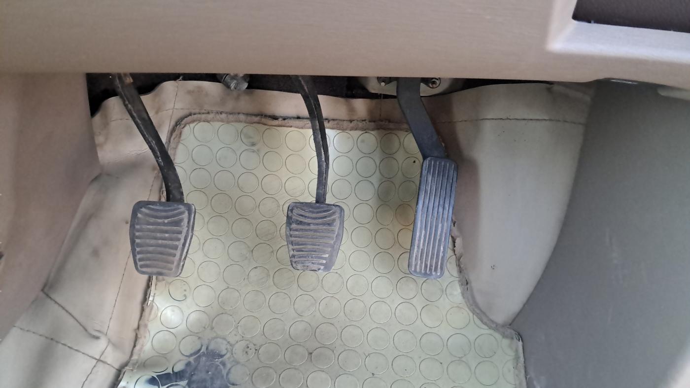 2013 Mahindra XUV500 W8, Diesel, Manual, 1,01,954 km, Pedals