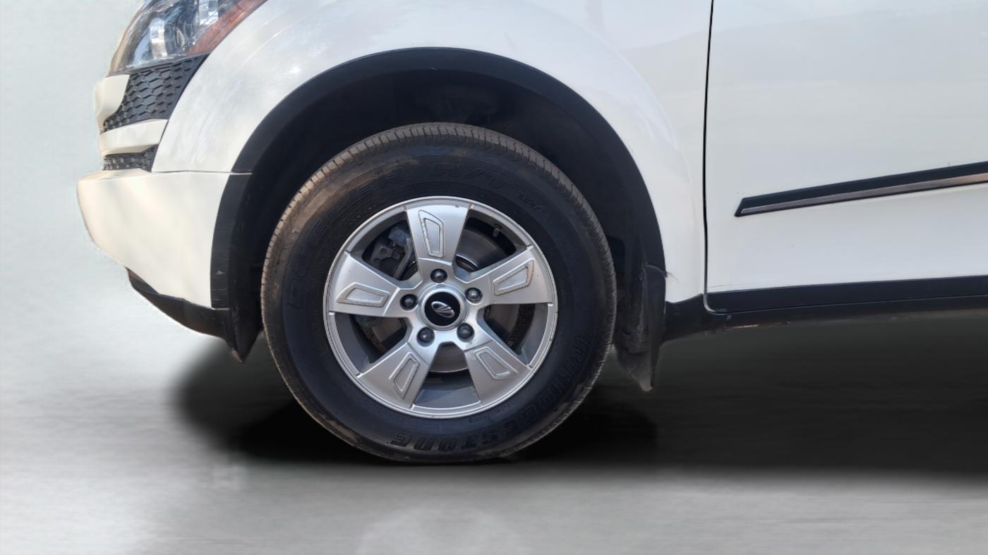 2013 Mahindra XUV500 W8, Diesel, Manual, 1,01,954 km, Left Front Wheel
