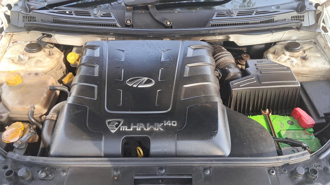 2013 Mahindra XUV500 W8, Diesel, Manual, 1,01,954 km, Open Bonnet