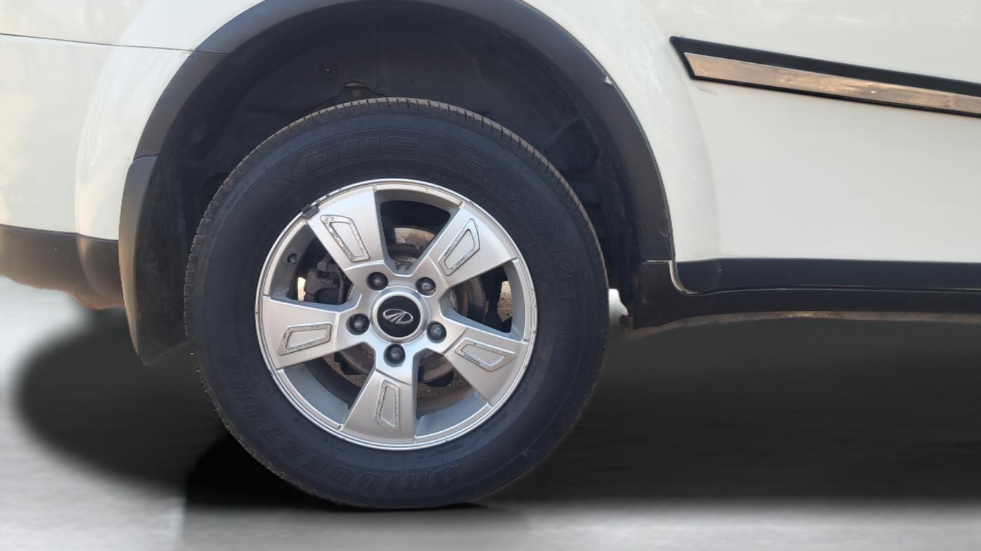 2013 Mahindra XUV500 W8, Diesel, Manual, 1,01,954 km, Right Rear Wheel