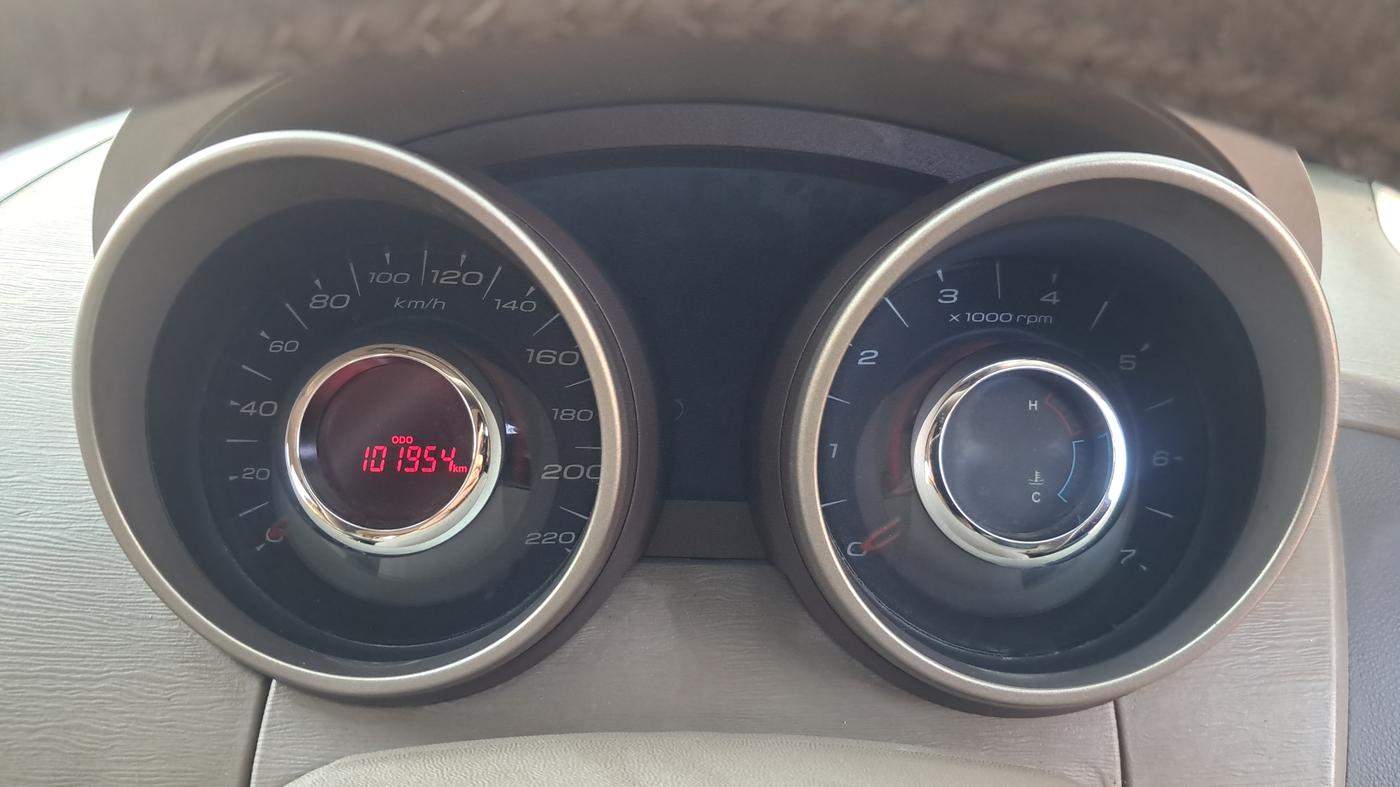 2013 Mahindra XUV500 W8, Diesel, Manual, 1,01,954 km, Odometer Image