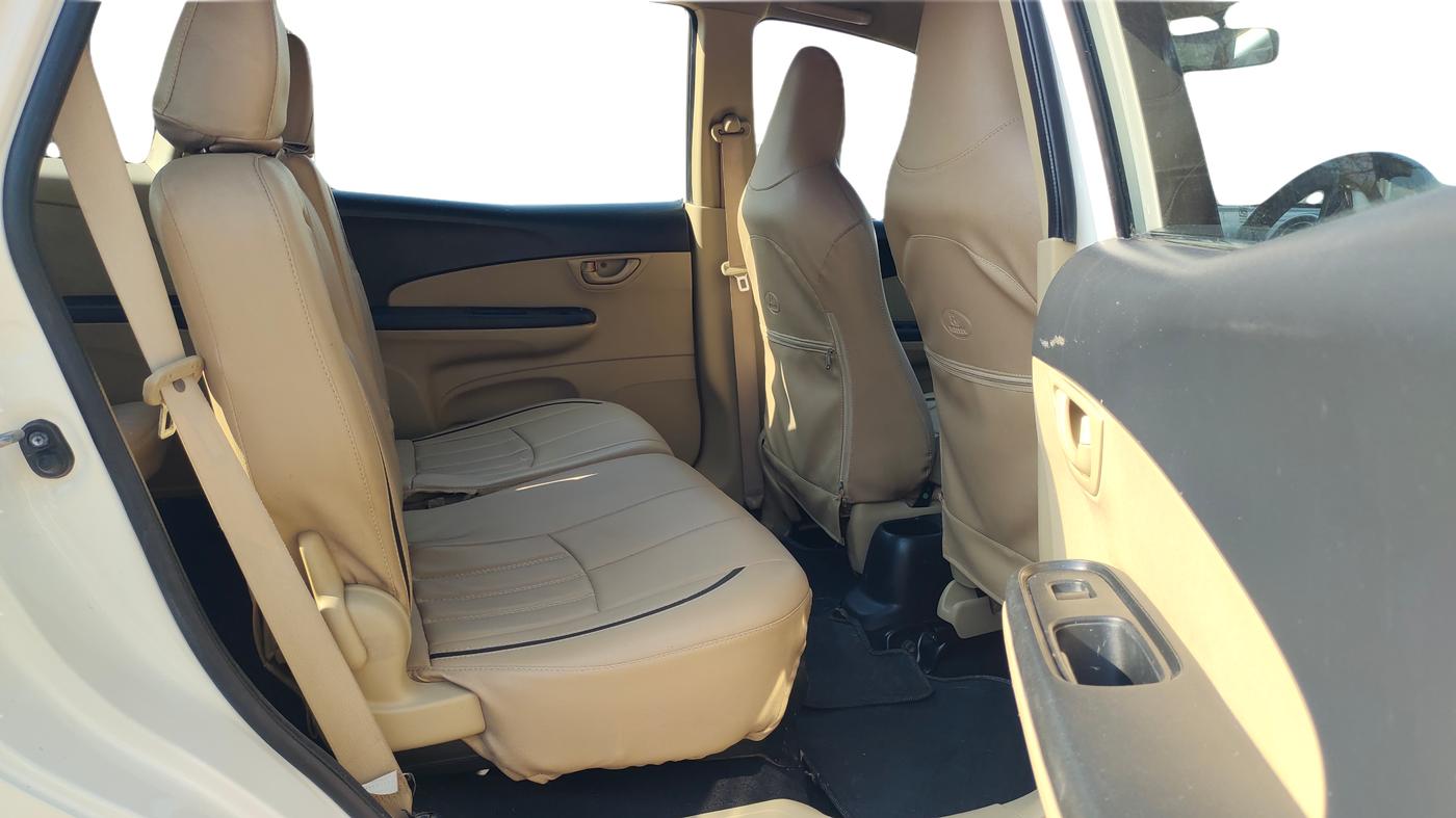 2014 Honda Mobilio 1.5L I-DTEC V, Diesel, Manual, 1,10,229 km, Right Side Rear Door Cabin