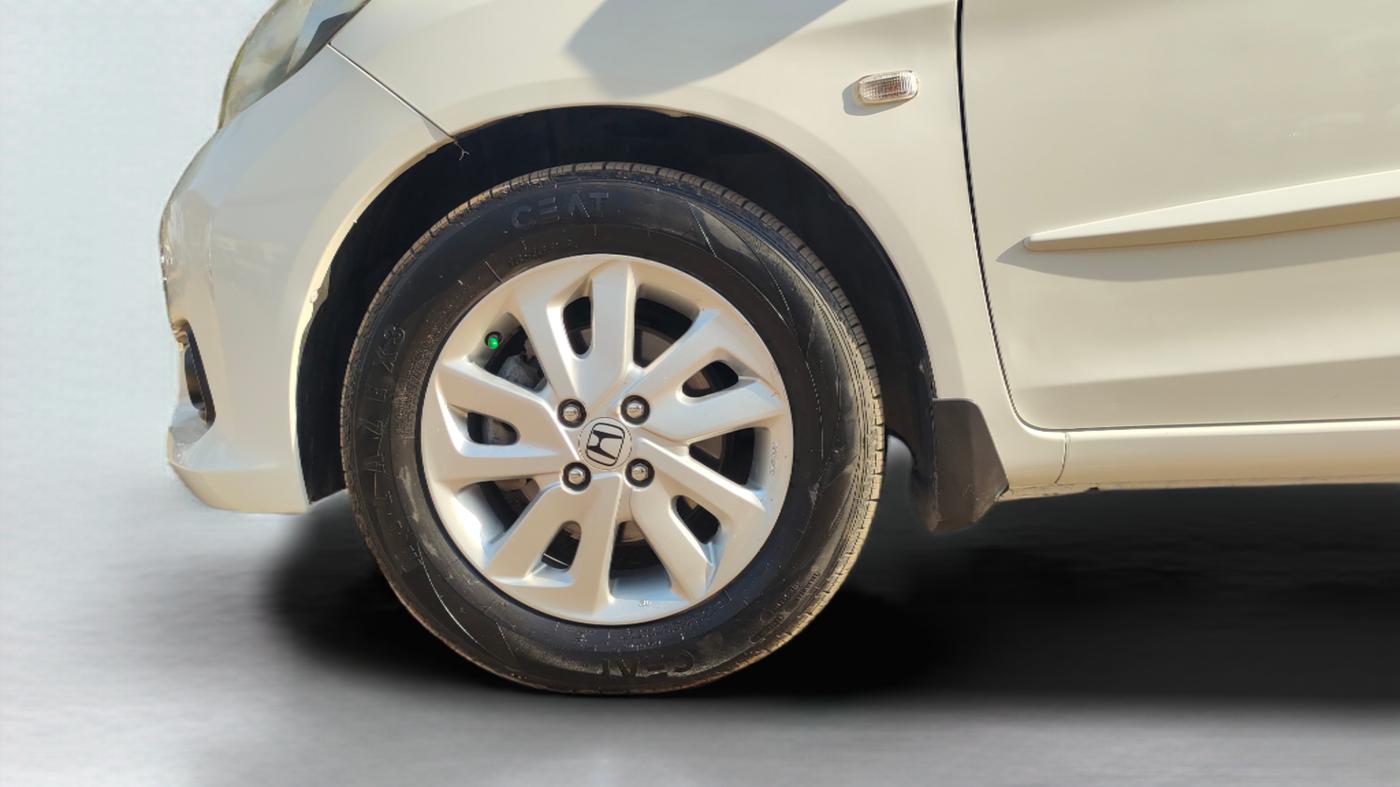 2014 Honda Mobilio 1.5L I-DTEC V, Diesel, Manual, 1,10,229 km, Left Front Wheel
