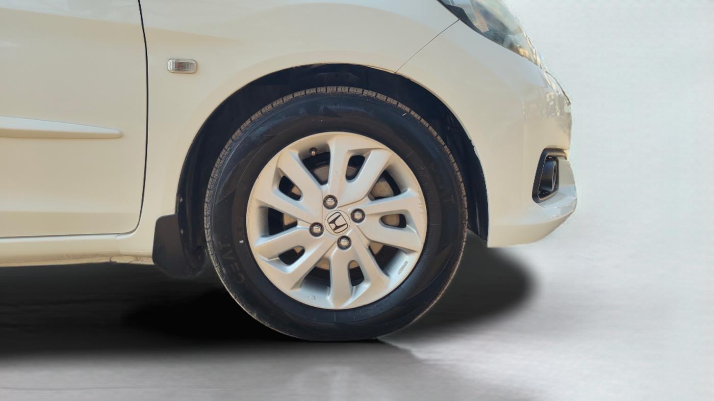 2014 Honda Mobilio 1.5L I-DTEC V, Diesel, Manual, 1,10,229 km, Right Front Wheel